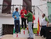 El Sr. Alcalde entregando el premio