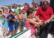 El Sr. Alcalde y la Delegada de Deportes cortando la cinta