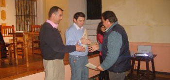 El Alcalde entregando los diplomas